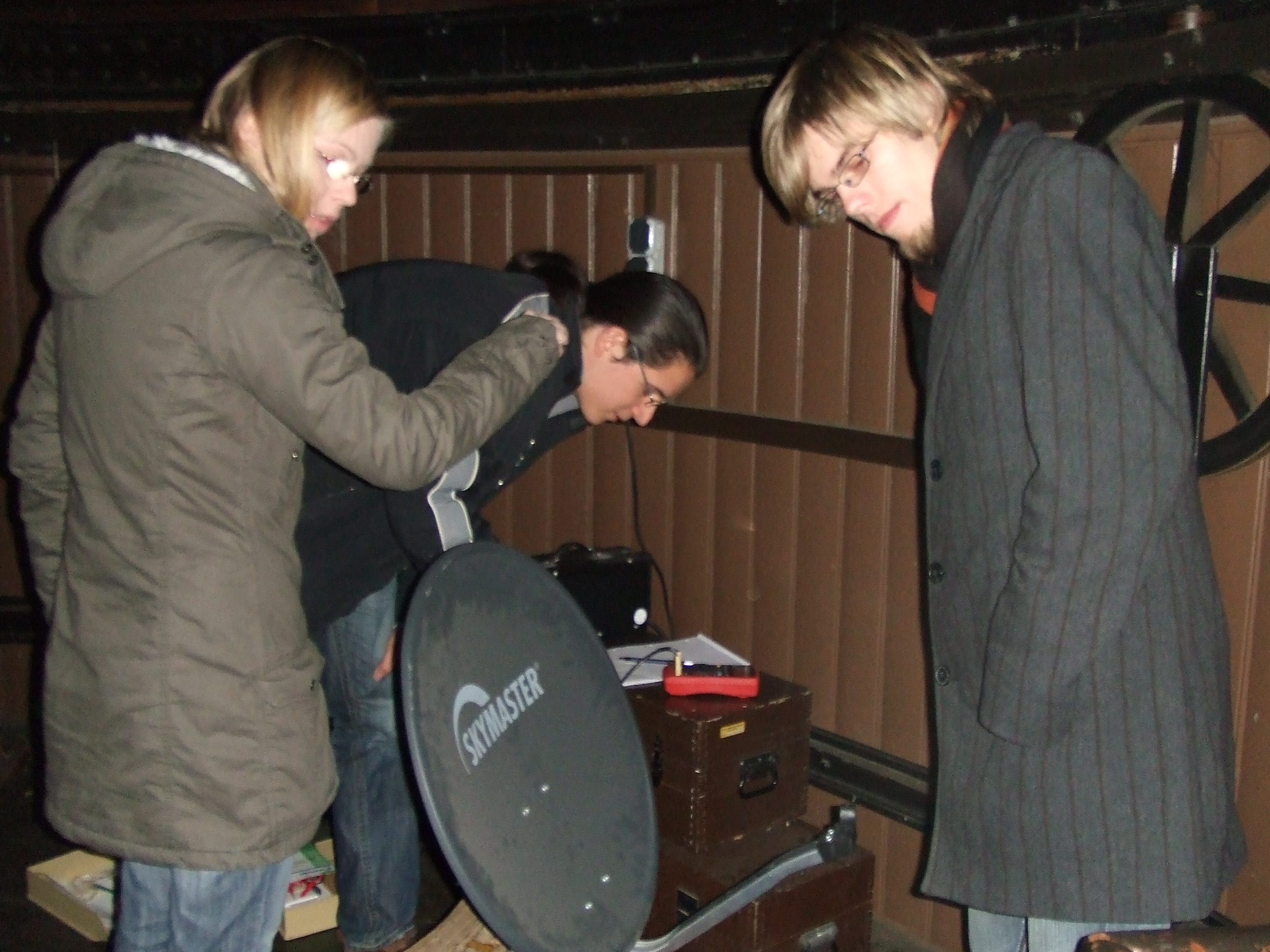 Studenten der Übung 'Radioastronomie' am kleinen Radioteleskop.'